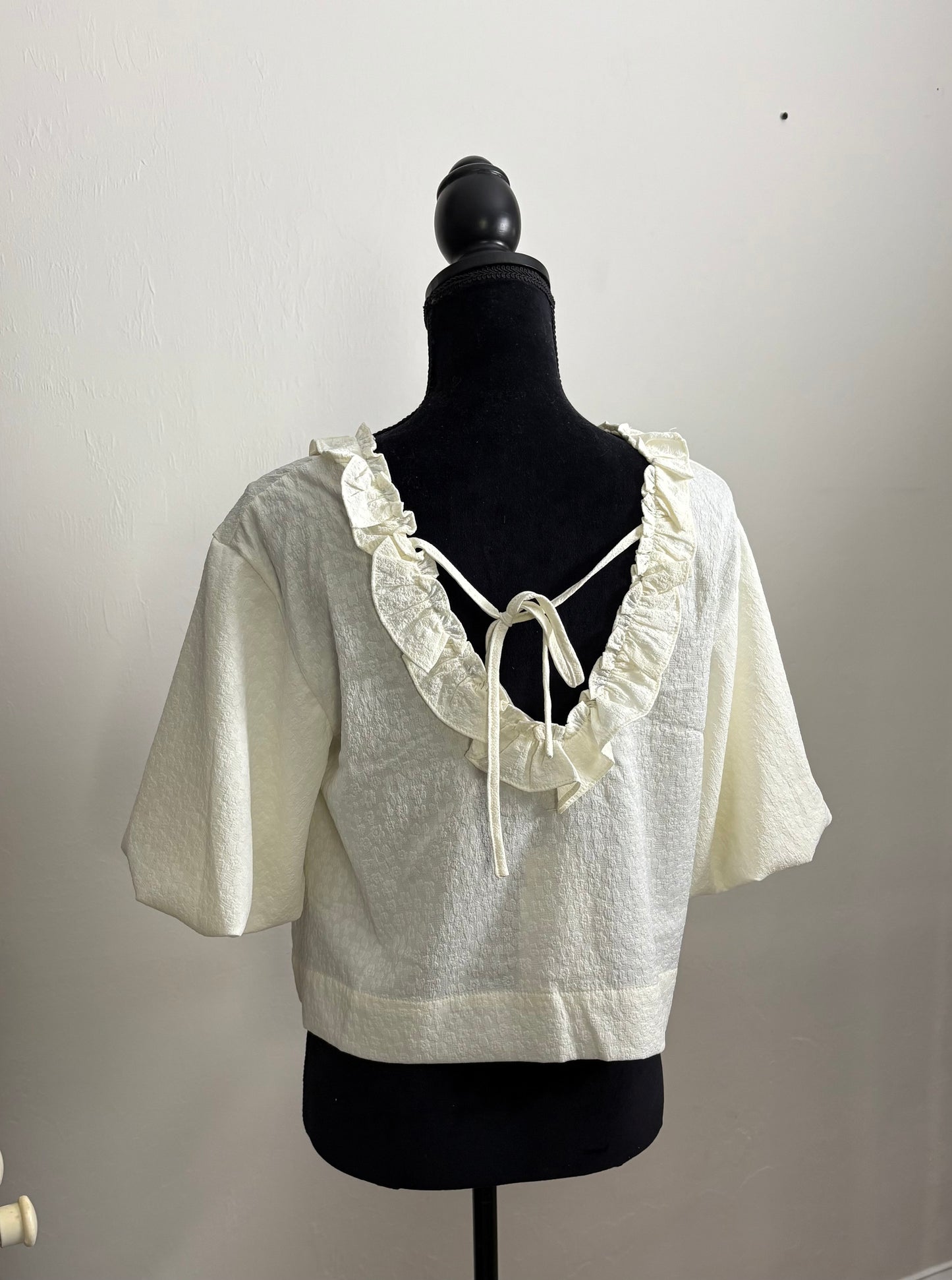 Ruffle Neck Bubble Sleeve Crop